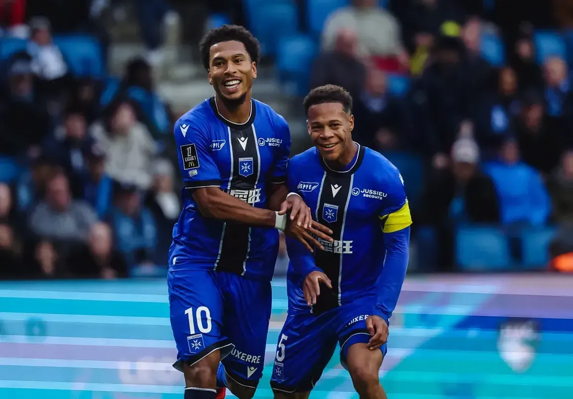 Bis de ex-Porto no triunfo do Auxerre